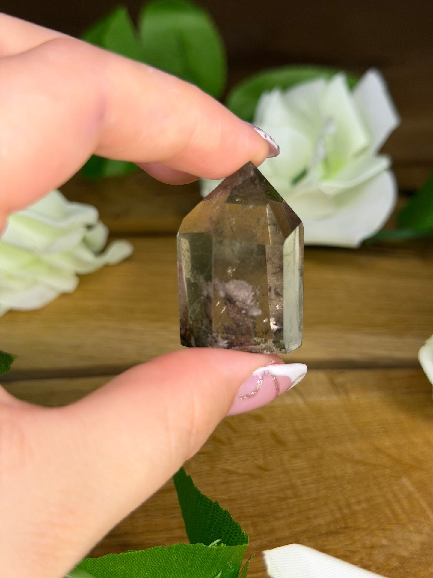 kleiner dunkler Gartenquarz Turm